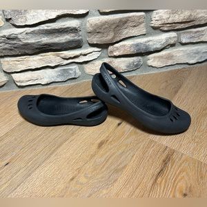 Women’s size 7 Crocs flats